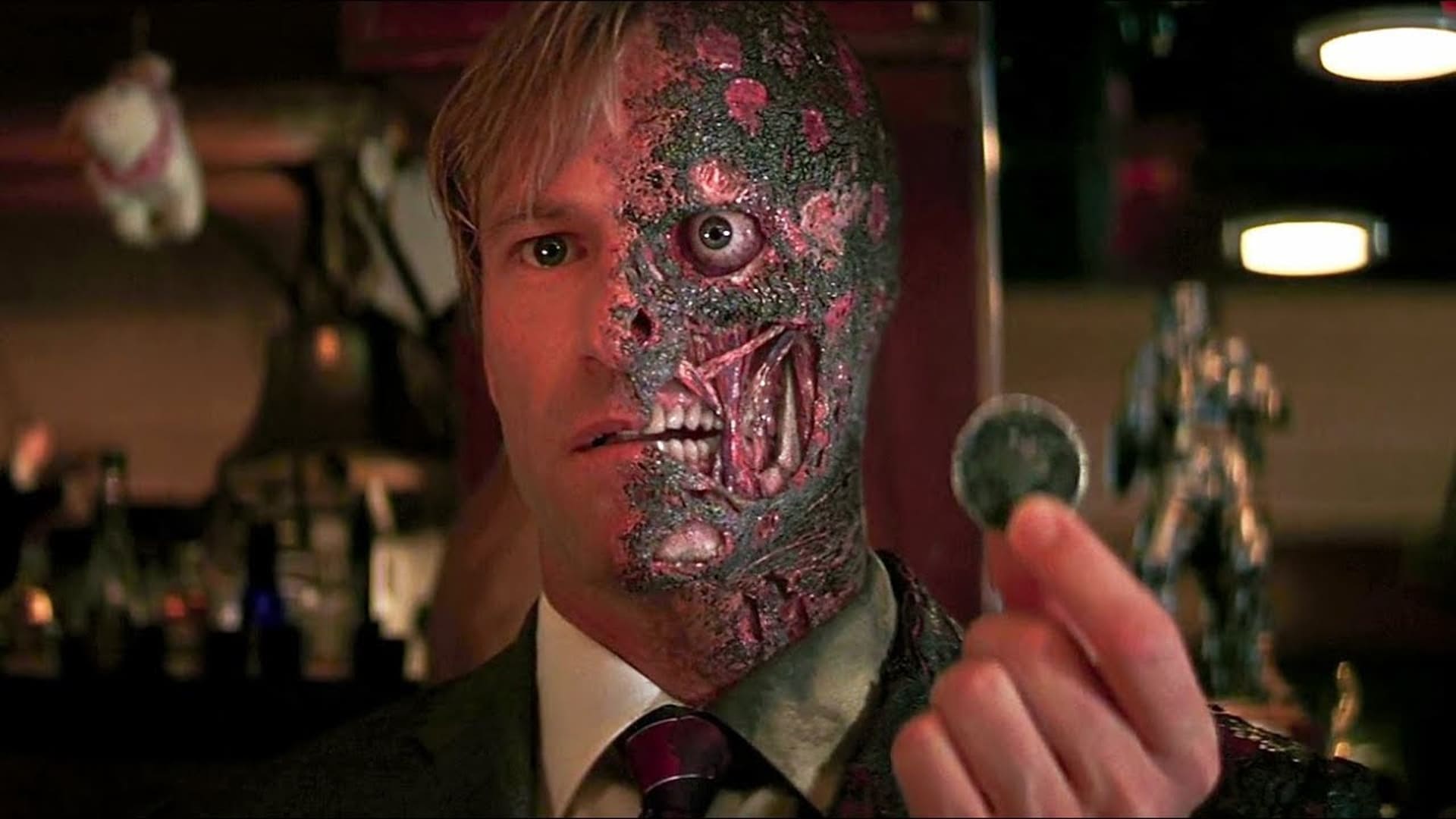 Aaron Eckhart como Harvey Dent / Dos Caras