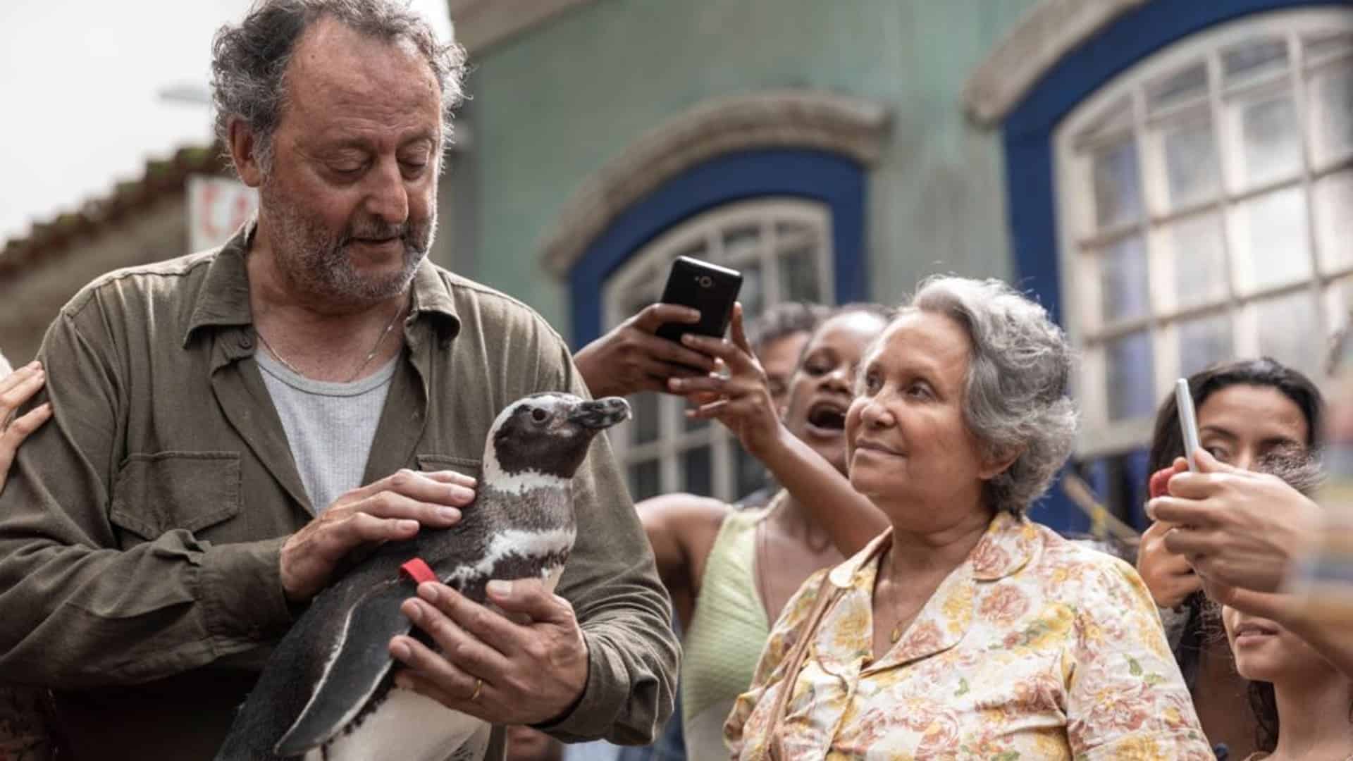 Adriana Barraza y Jean Reno en Mi amigo el pingüino