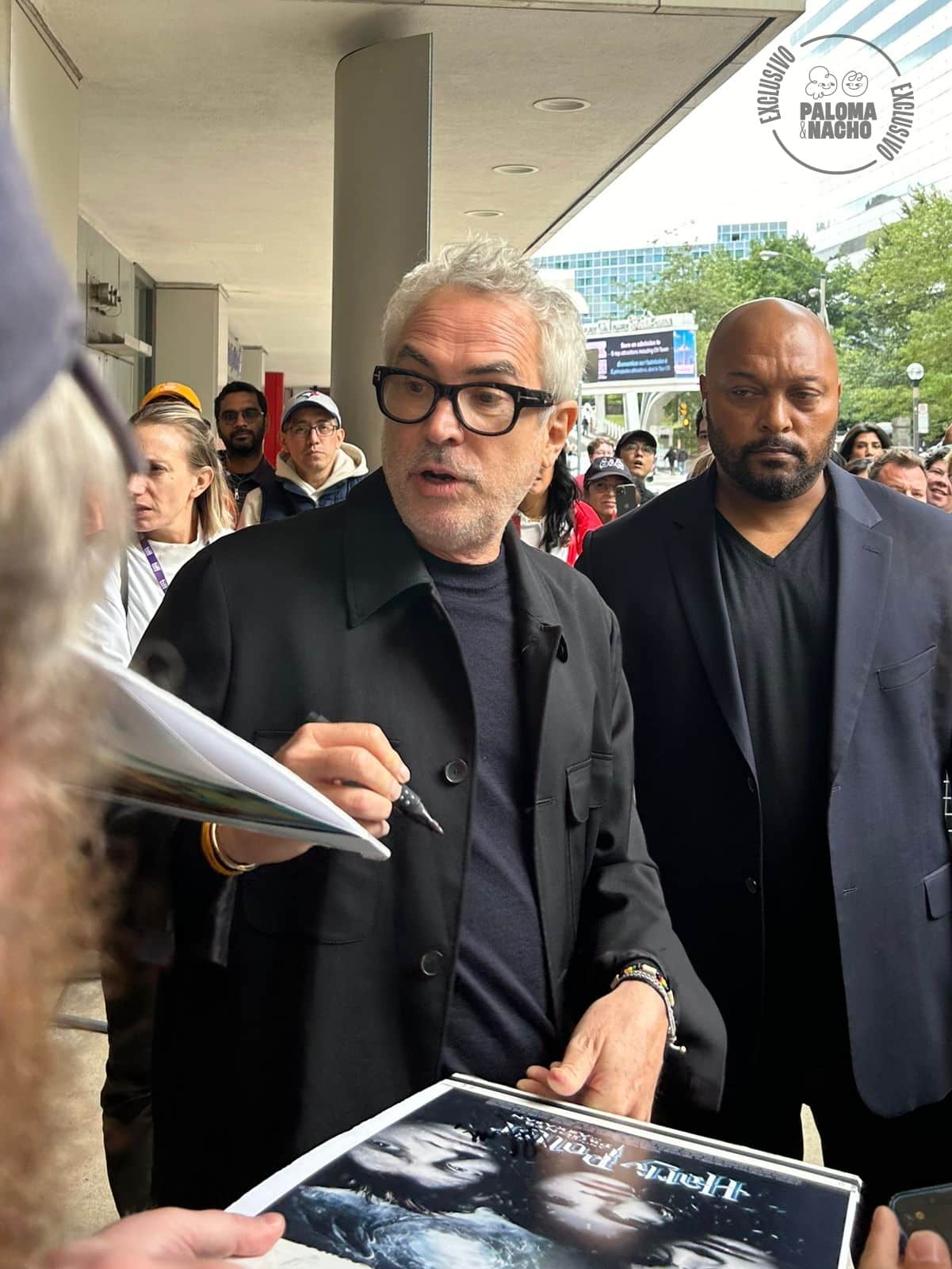 Alfonso Cuarón firmando autógrafos en el TIFF 2024