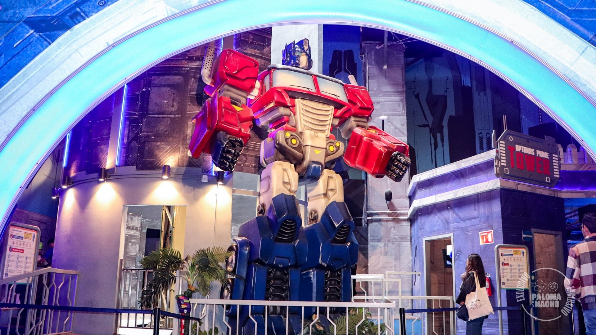 Estatua de Optimus Prime en Habro City