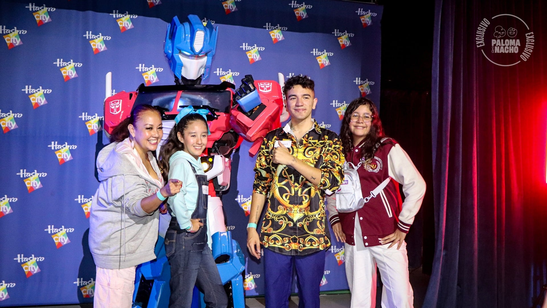 Familia con estatua de Optimus Prime 