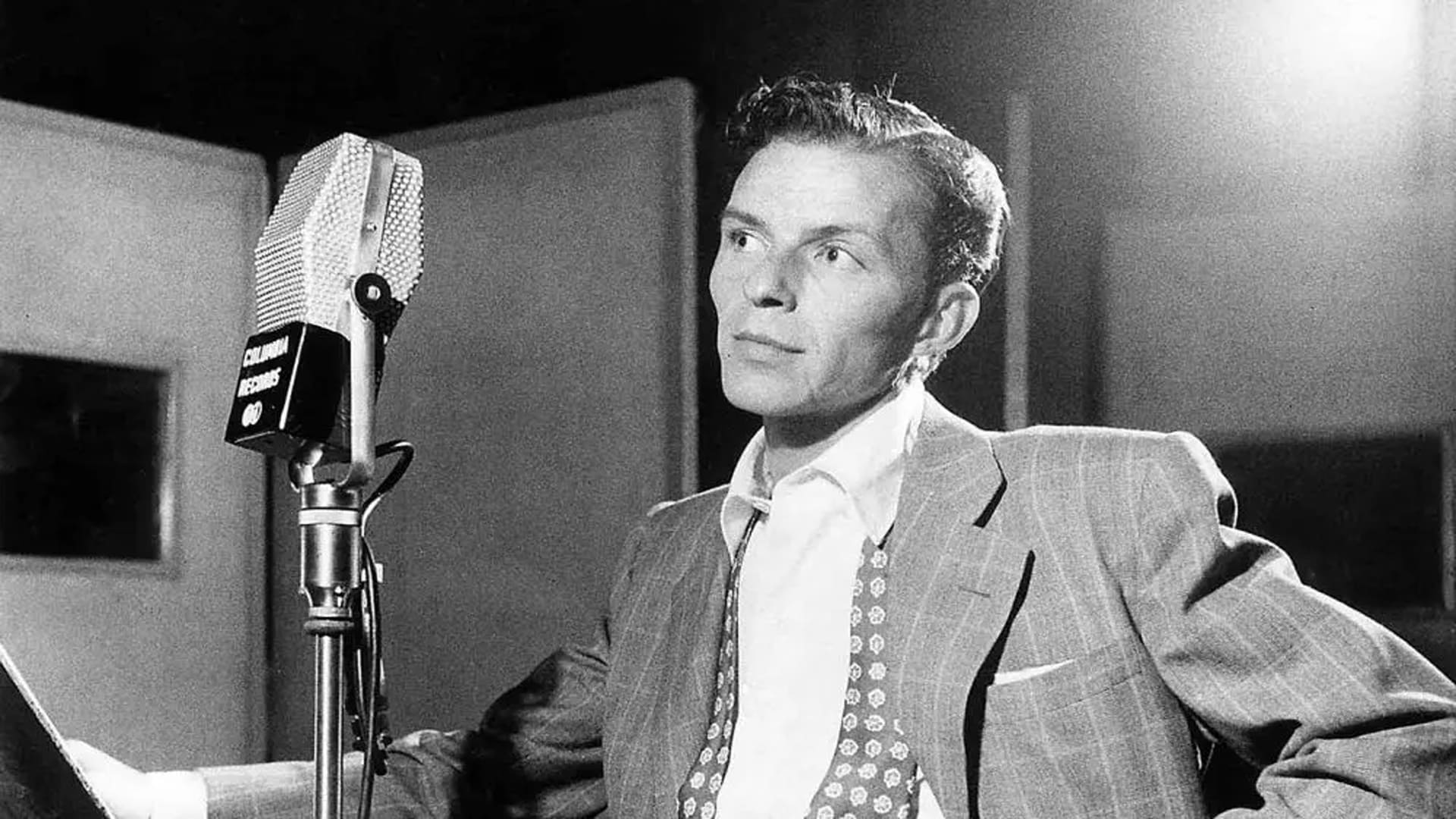 Frank Sinatra grabando una canción