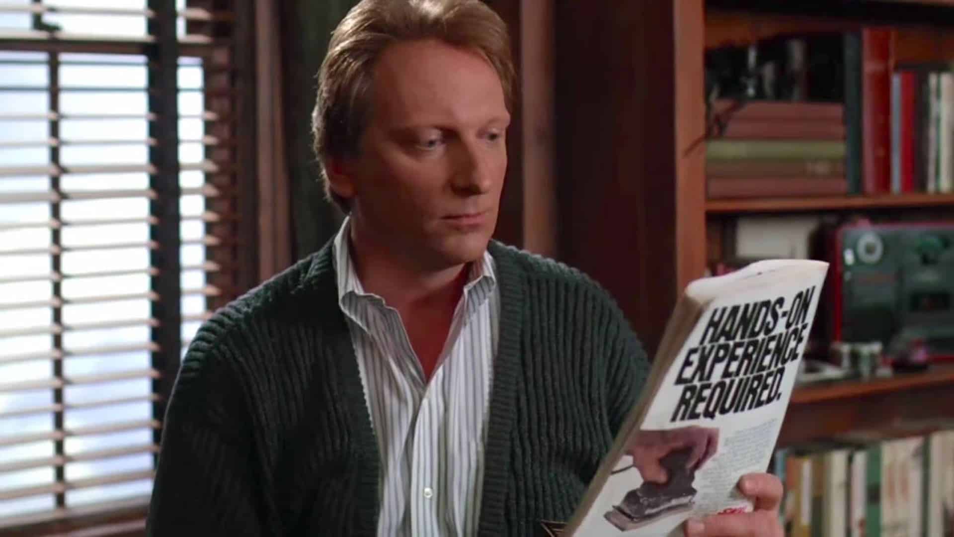 Jeffrey Jones como Charles Deetz