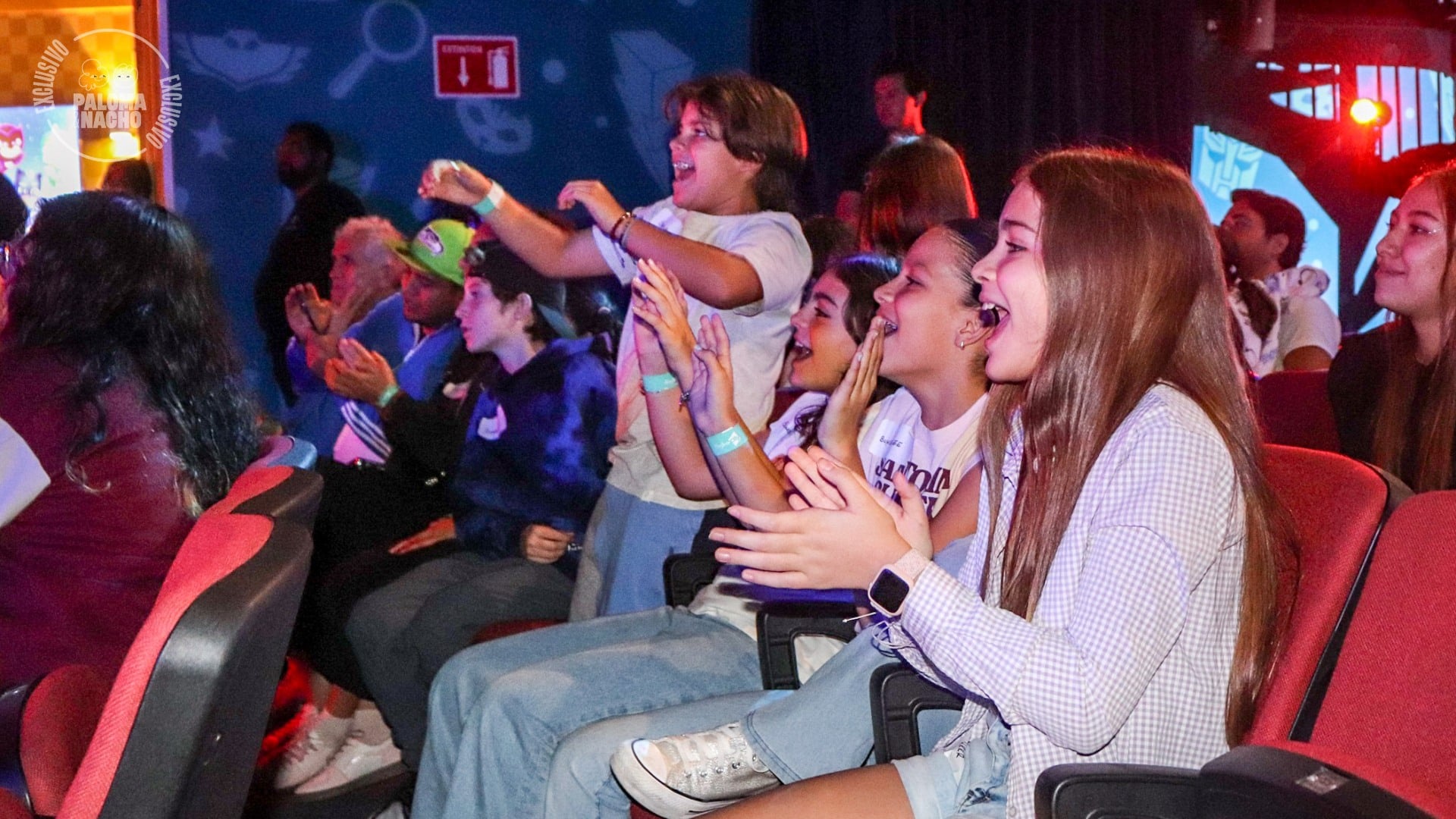 Niños disfrutando de una película 