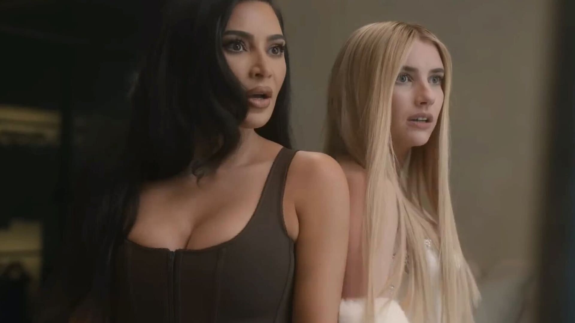 Kim Kardashian y Emma Roberts en escena