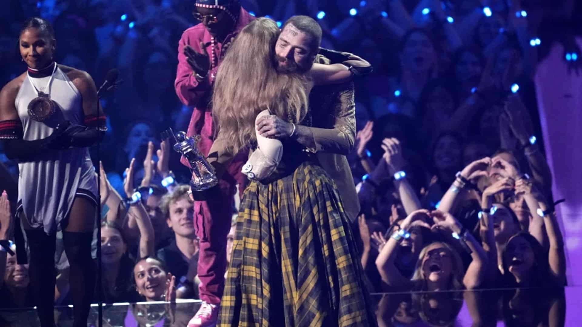 Taylor Swift y Post Malone en los VMAs 2024