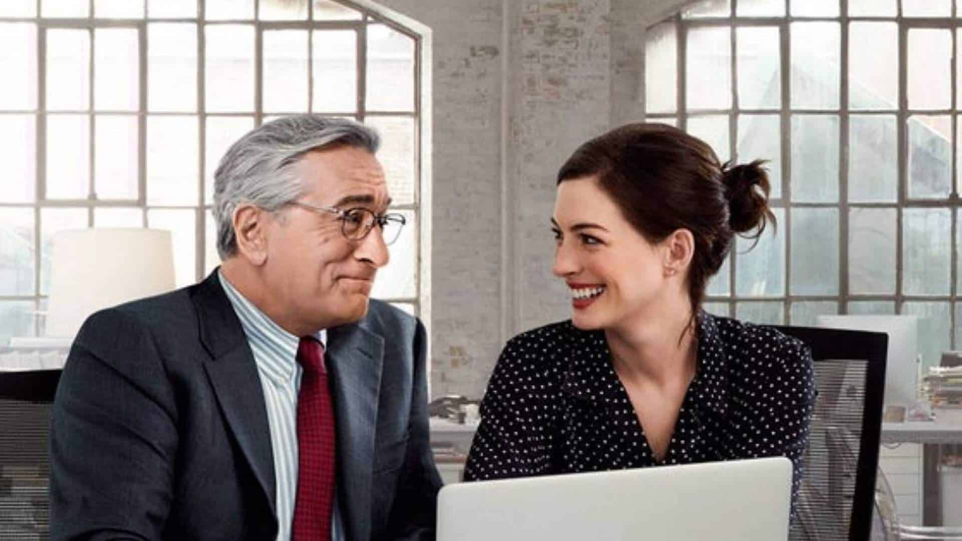 Hathaway da vida a Jules Ostin, la fundadora de una empresa de moda que contrata a un pasante de tercera edad, interpretado por Robert De Niro.