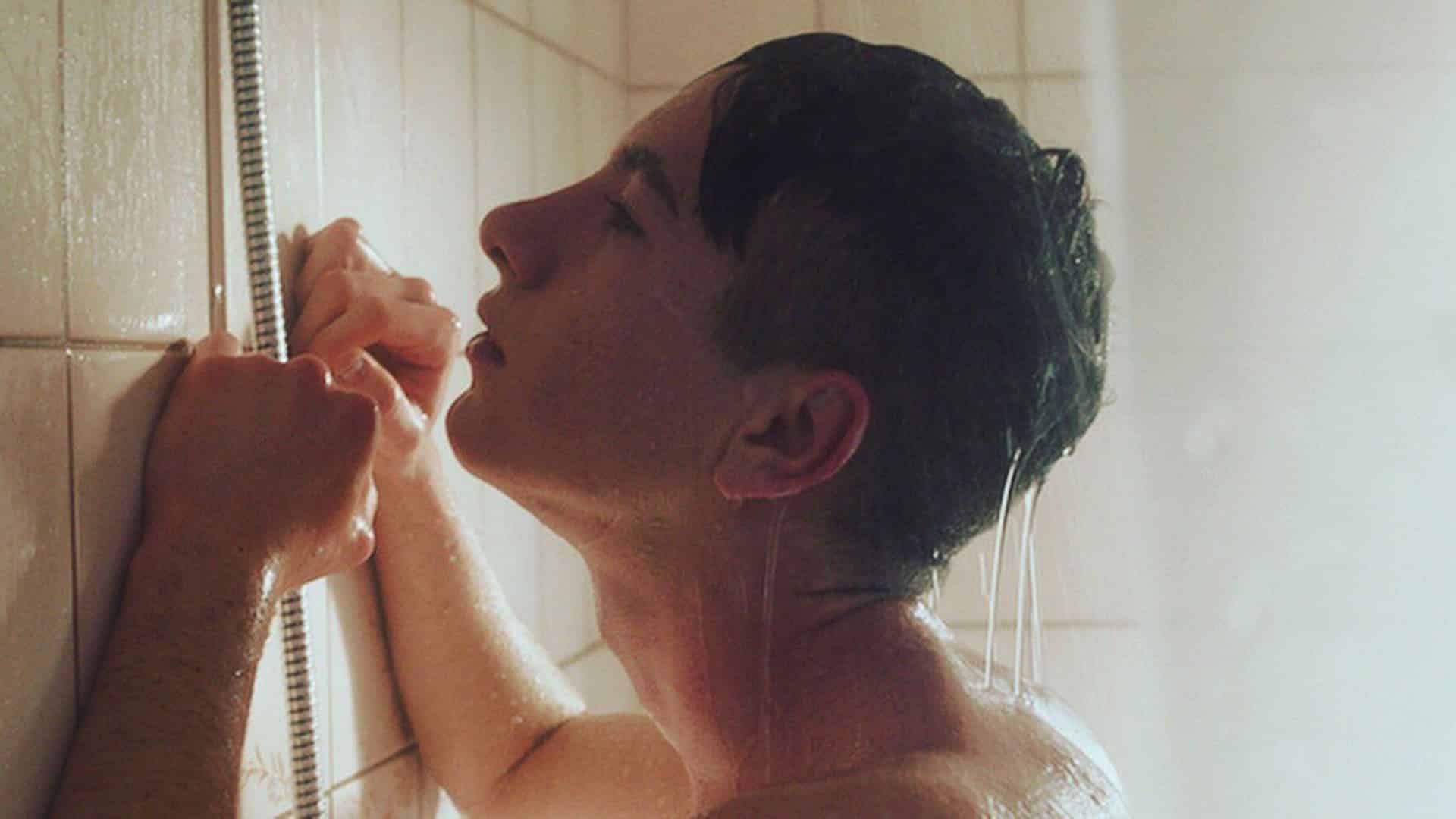 Barry Keoghan balo la regadera