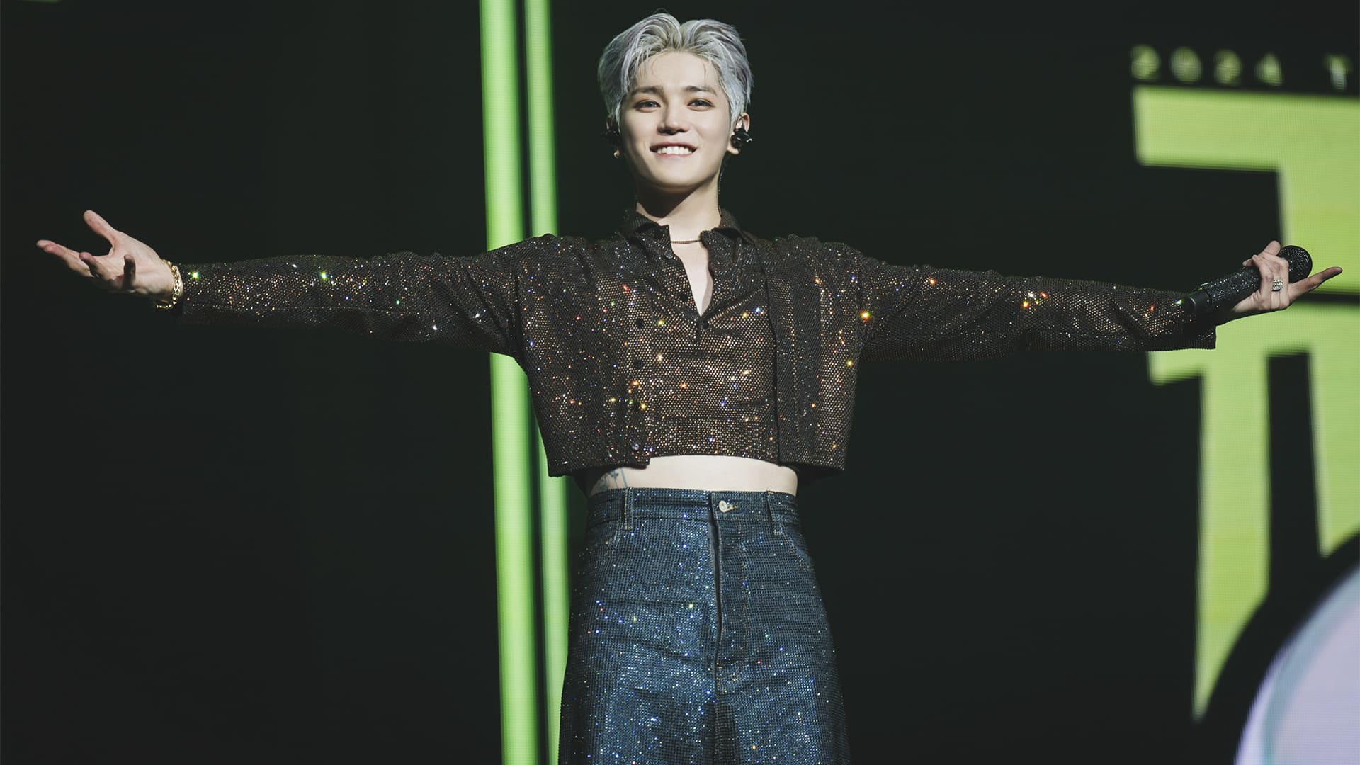 taeyong sonriendo en el escenario