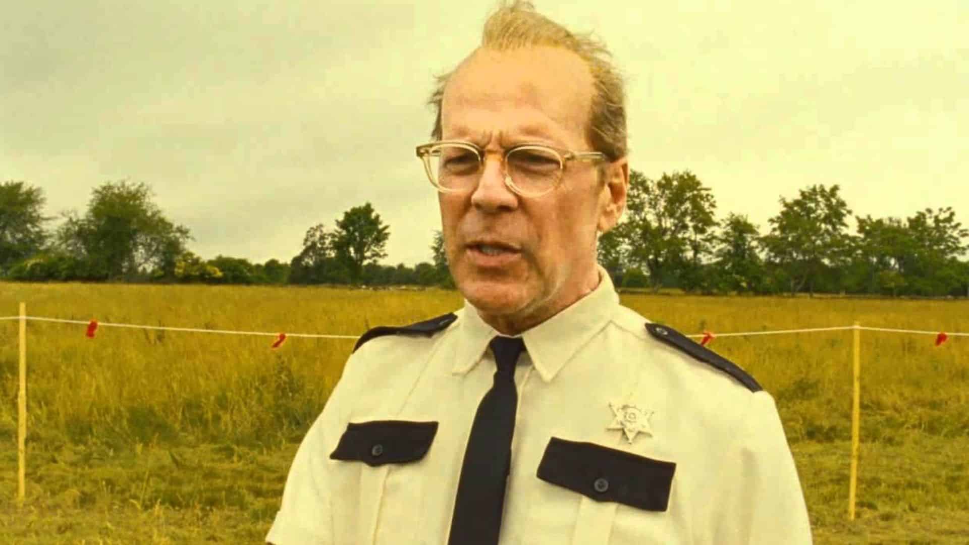 En esta película de Wes Anderson interpreta al Capitán Sharp, el sheriff local en la isla ficticia de New Penzance.