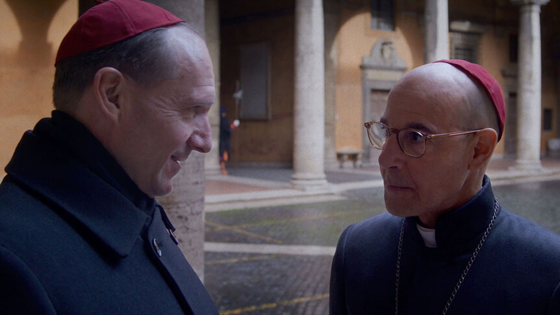 Ralph Fiennes y Stanley Tucci como cardenales