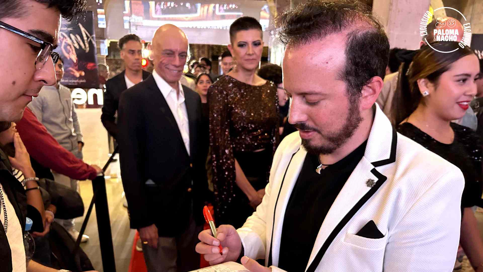 Isaac Ezban firmando autógrafos FICM 2024 