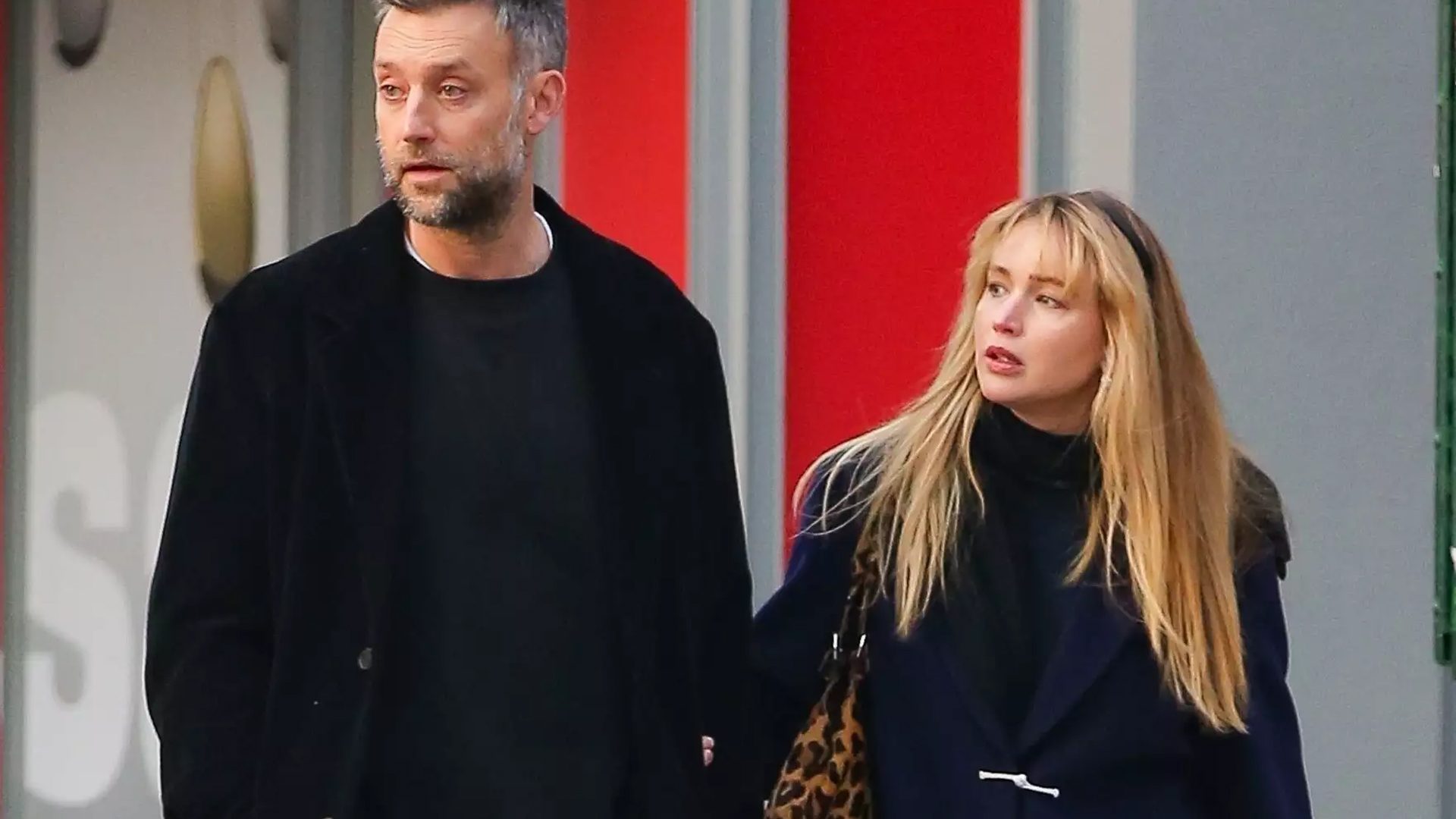Jennifer Lawrence caminando con su esposo