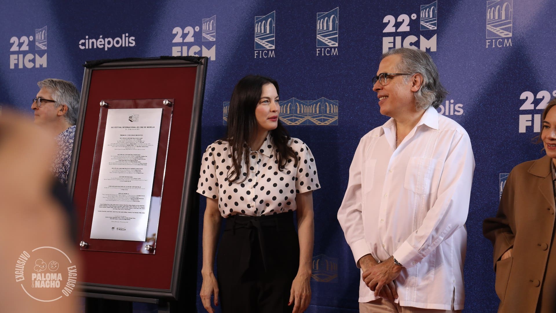 Rodrigo Prieto y Liv Tyler placa develación FICM 2024