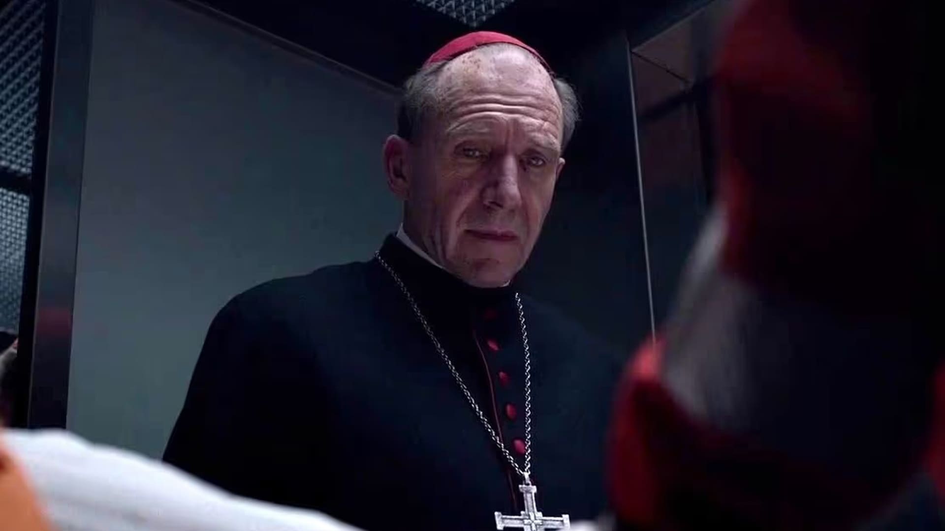 Ralph Fiennes como el Cardenal Lawrence en Cónclave