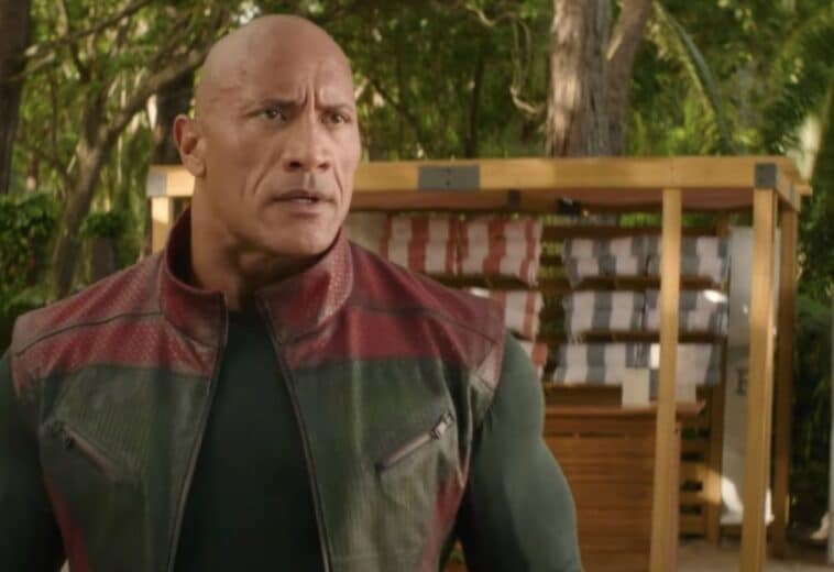 dwayne johnson en traje rojo