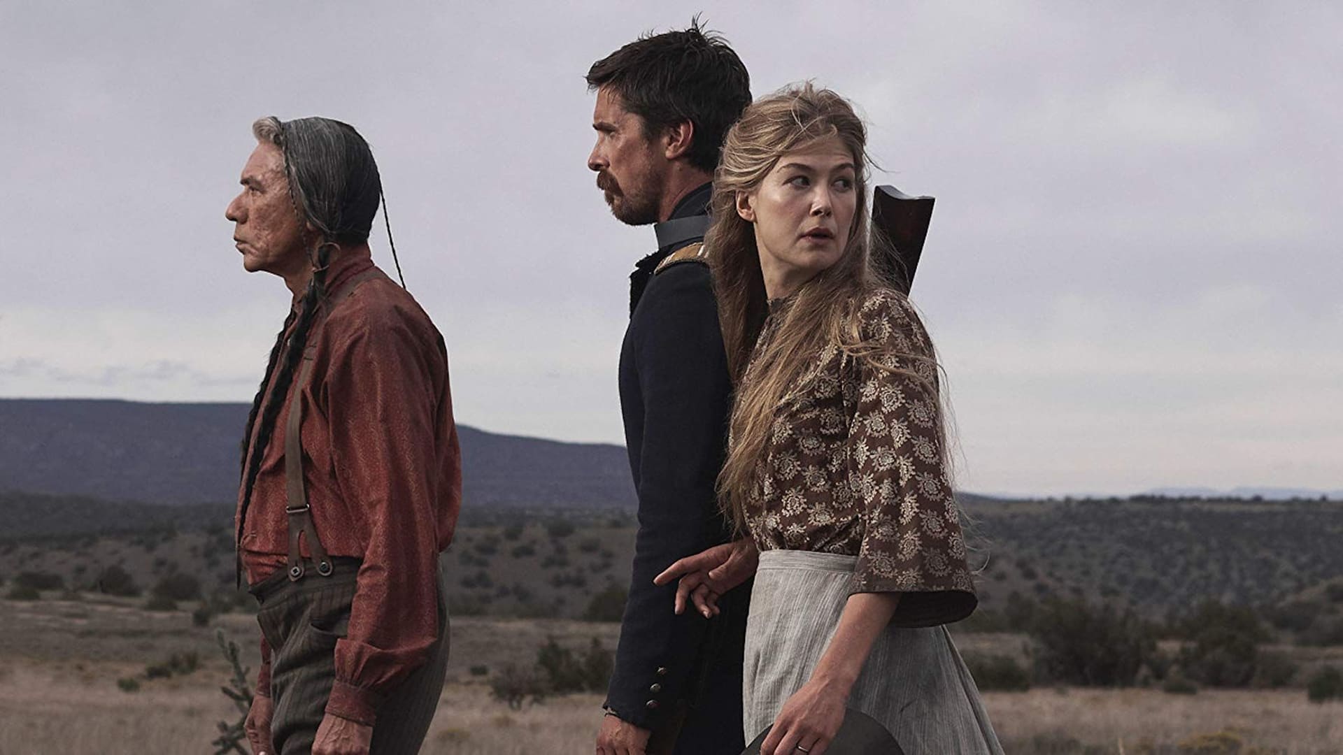 rosamund pike y christian bale en hostiles