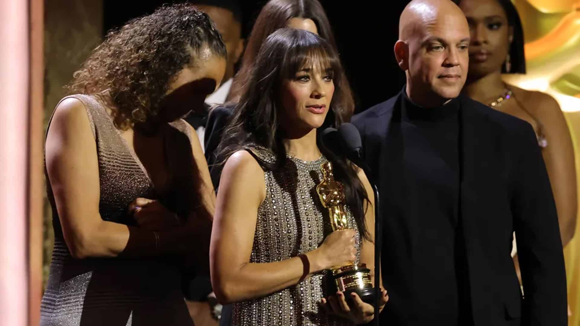 rashida jones recibiendo premio de quincy jones