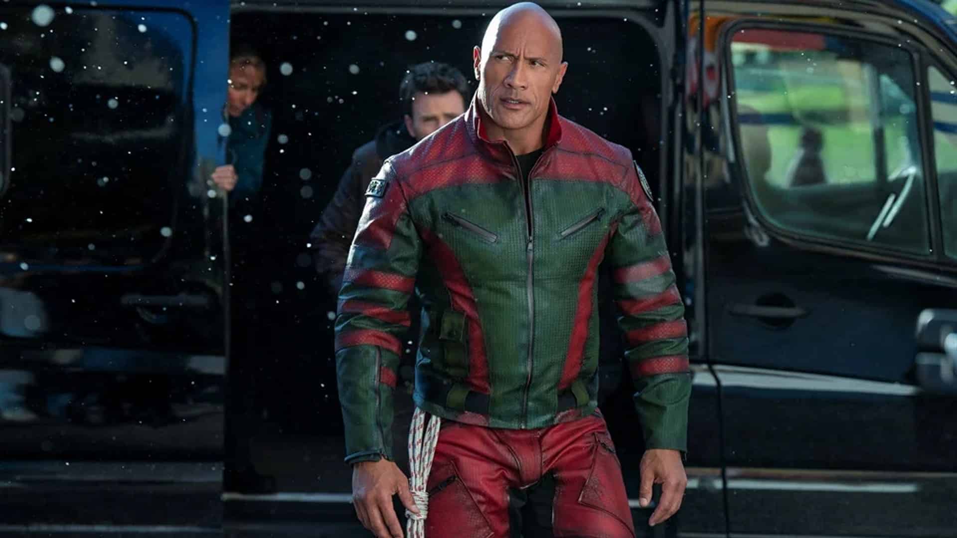 dwayne johnson en código traje rojo