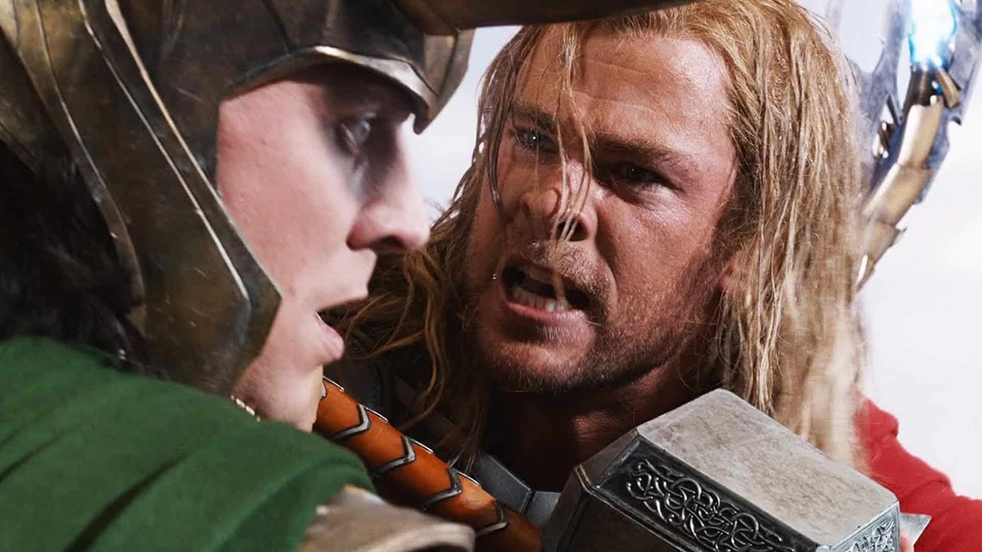 Thor y Loki peleando en Los Vengadores