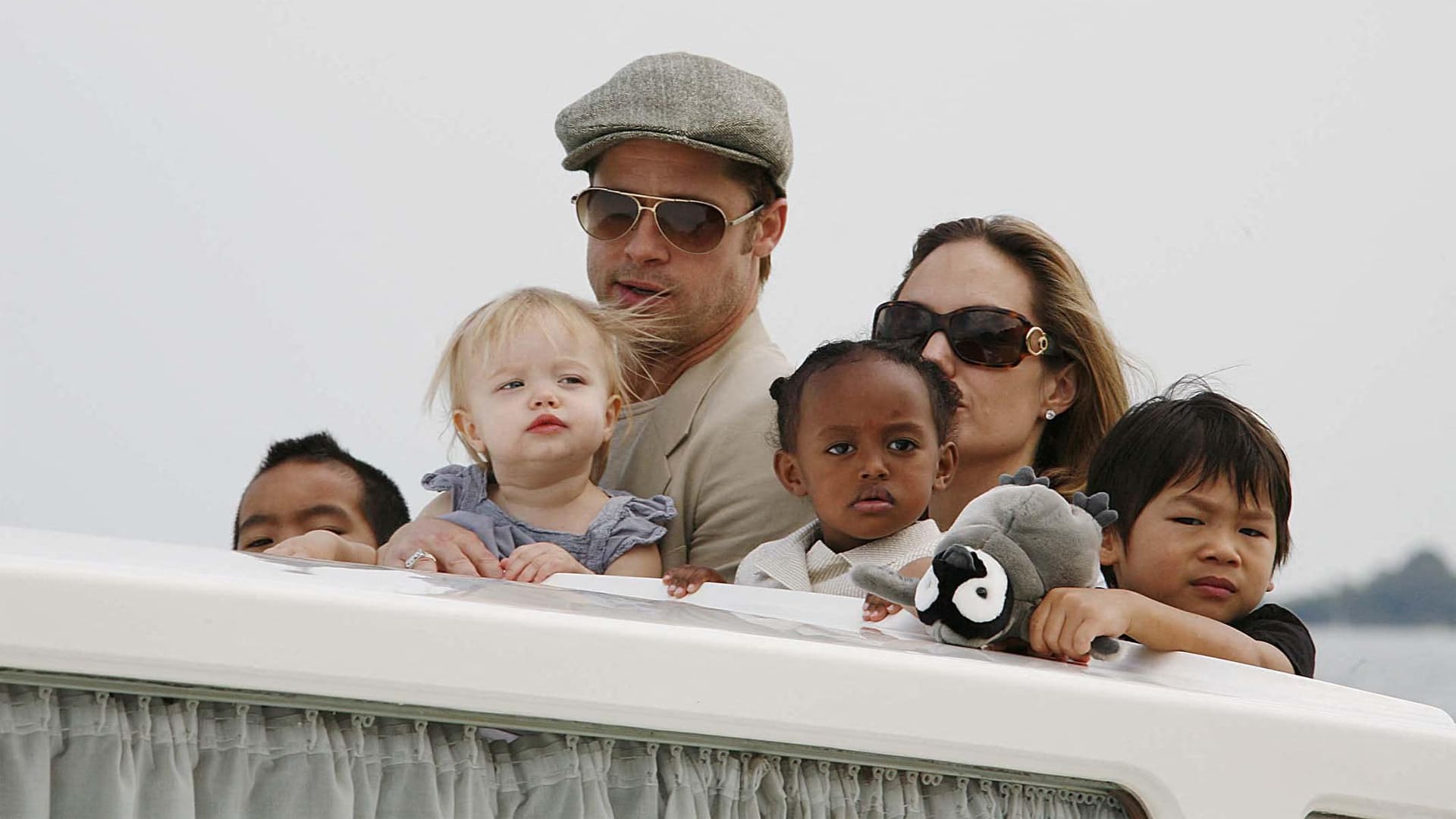 Brad Pitt, Angelina Jolie y sus hijos