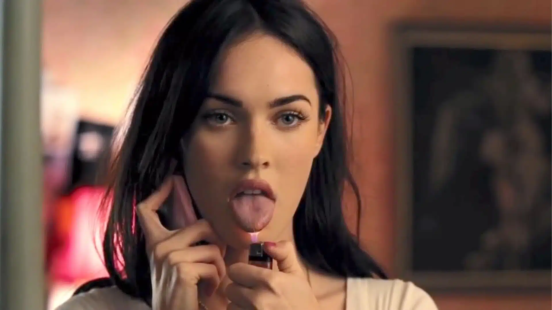 Megan Fox quemándose la lengua