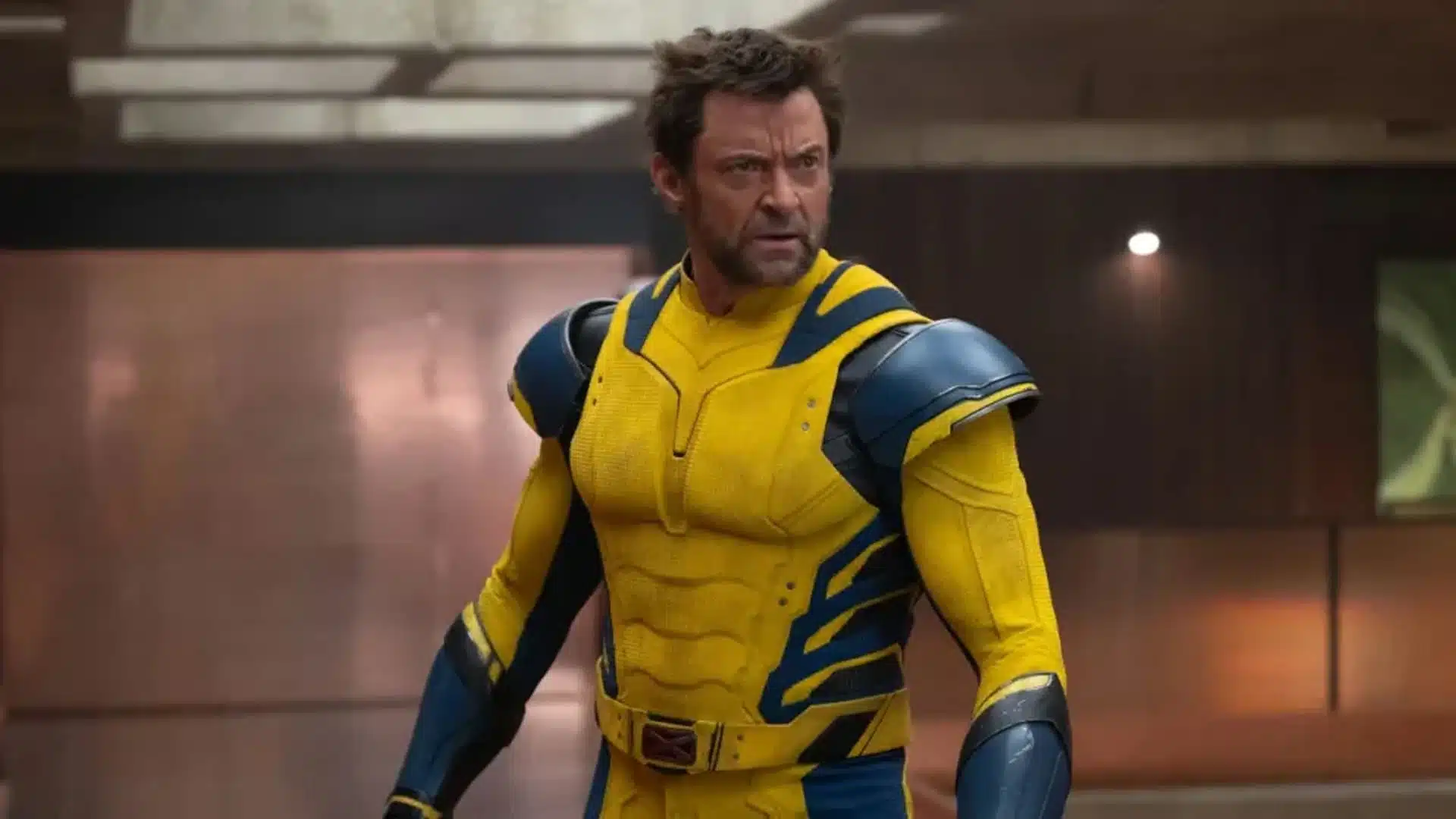 Hugh Jackman como Wolverine, traje amarillo