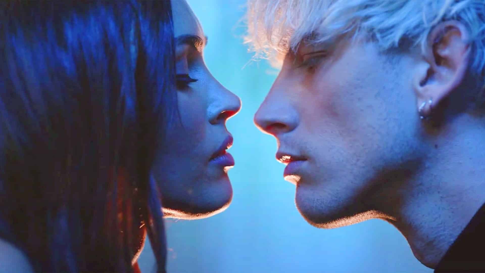 machine gun kelly y megan fox beso