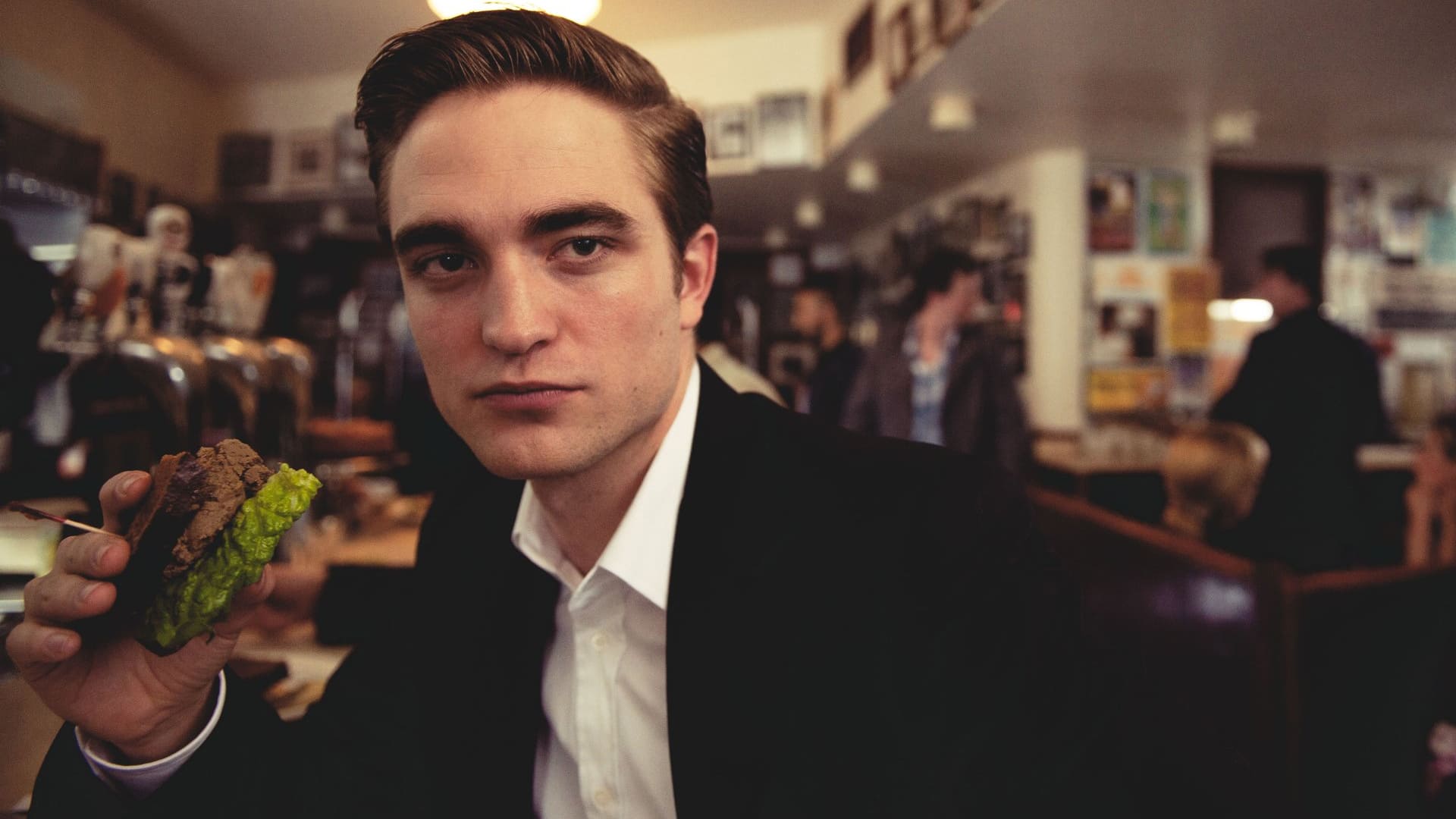 robert pattinson comiendo