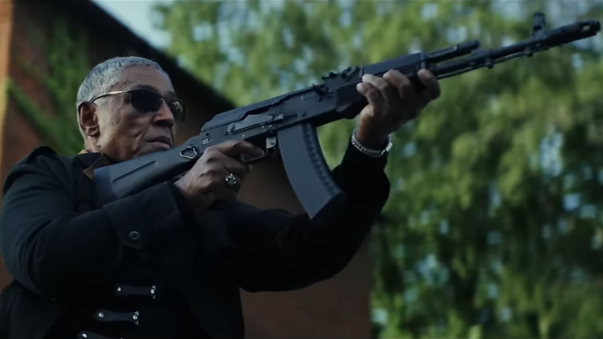 Giancarlo Esposito con un arma