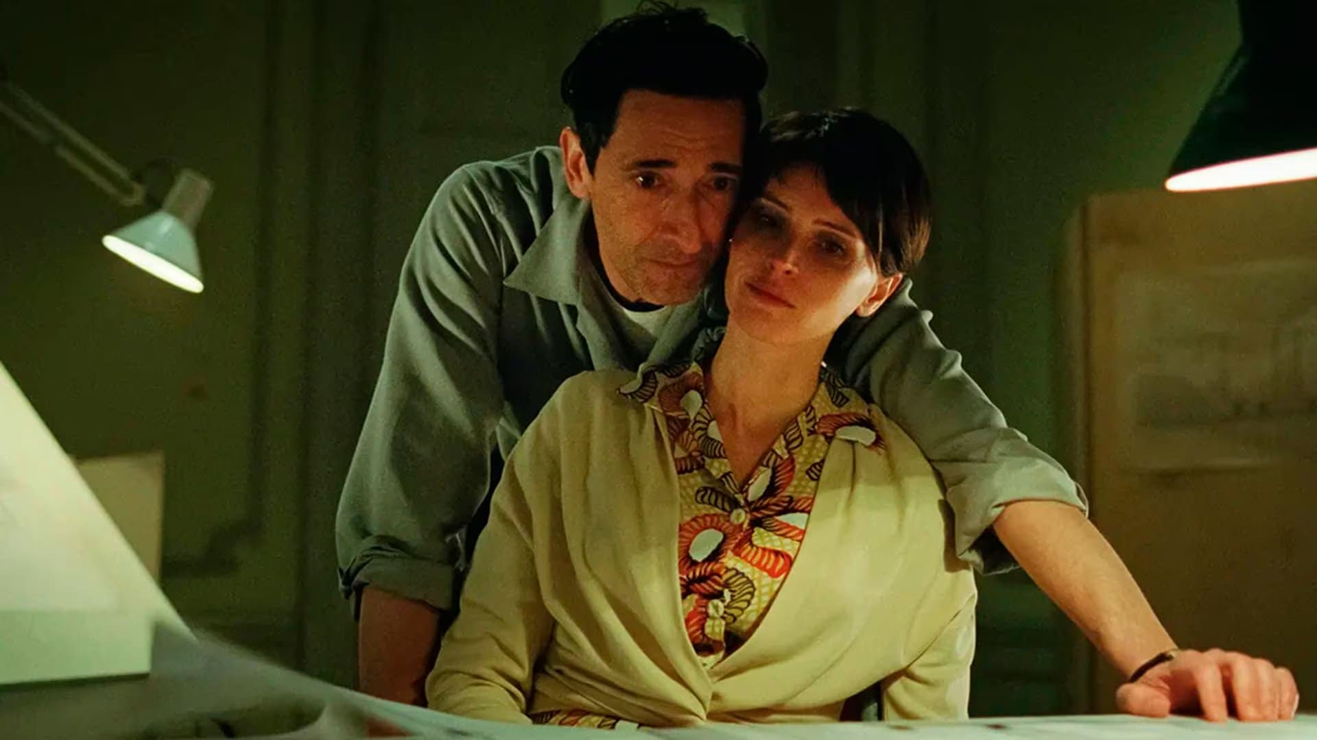 Adrien Brody y Felicity Jones en El brutalista