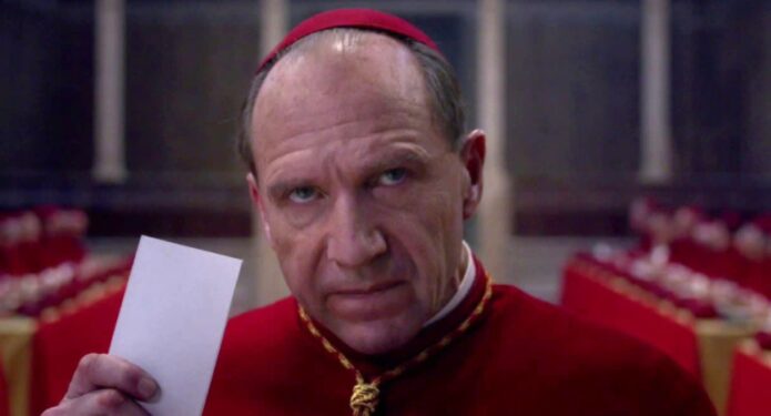 Ralph Fiennes Cónclave iglesia