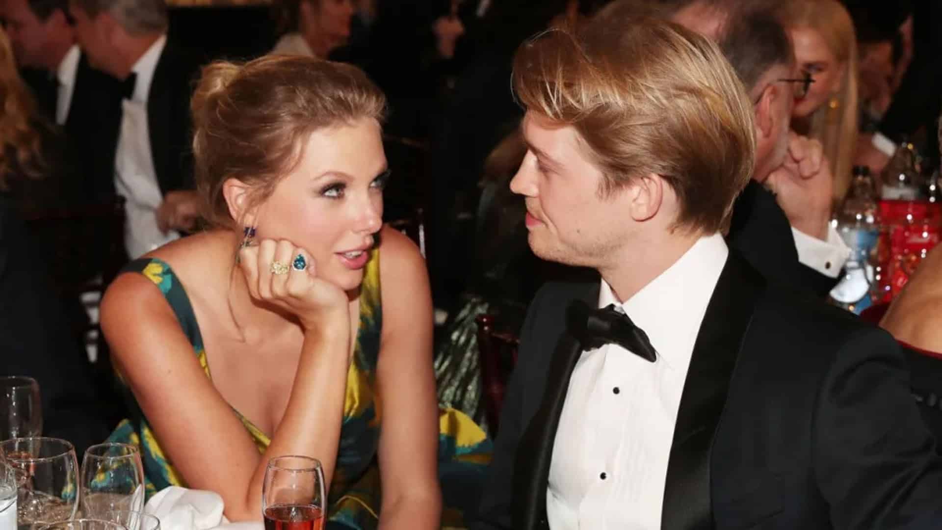 Taylor Swift y Joe Alwyn en evento