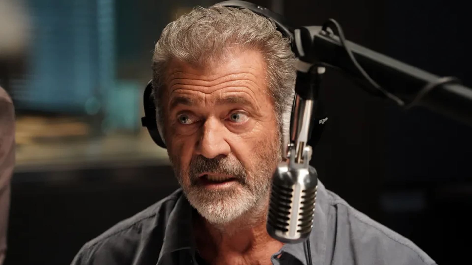 mel gibson en estación de radio