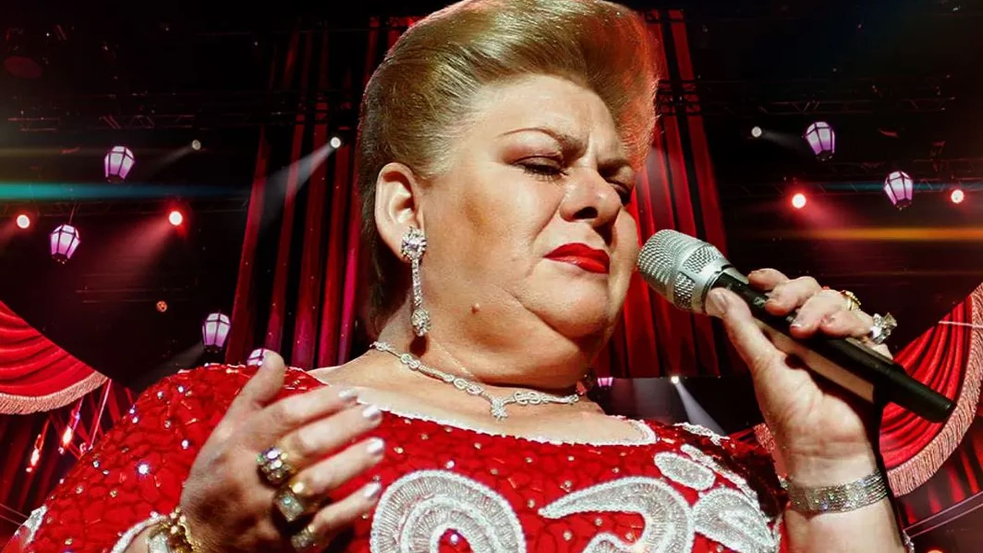 Paquita la del Barrio con vestido rojo