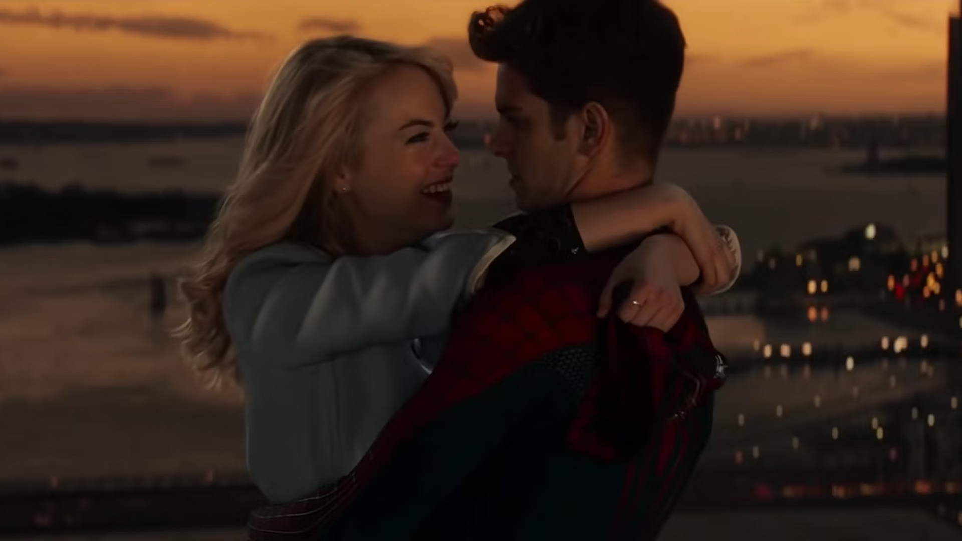 emma stone y andrew garfield abrazados