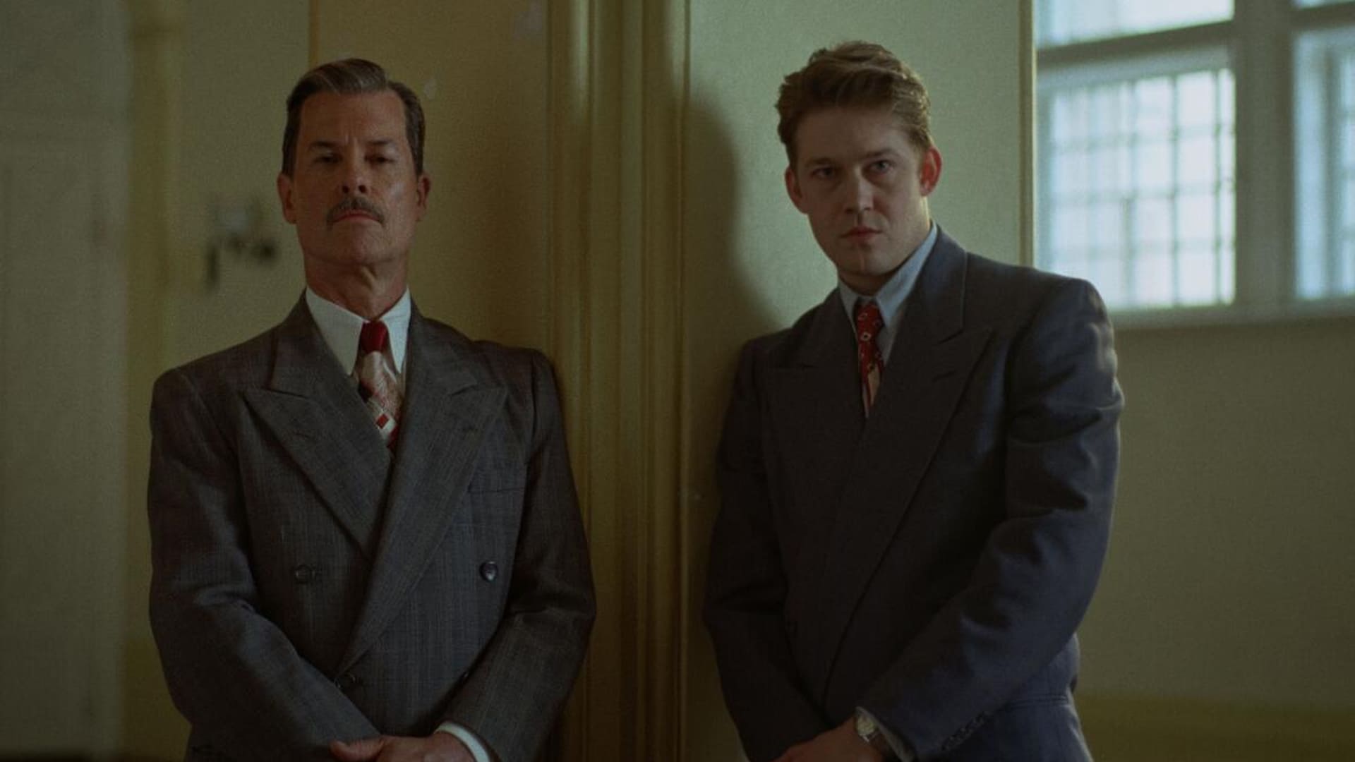 Guy Pearce y Joe Alwyn en El brutalista