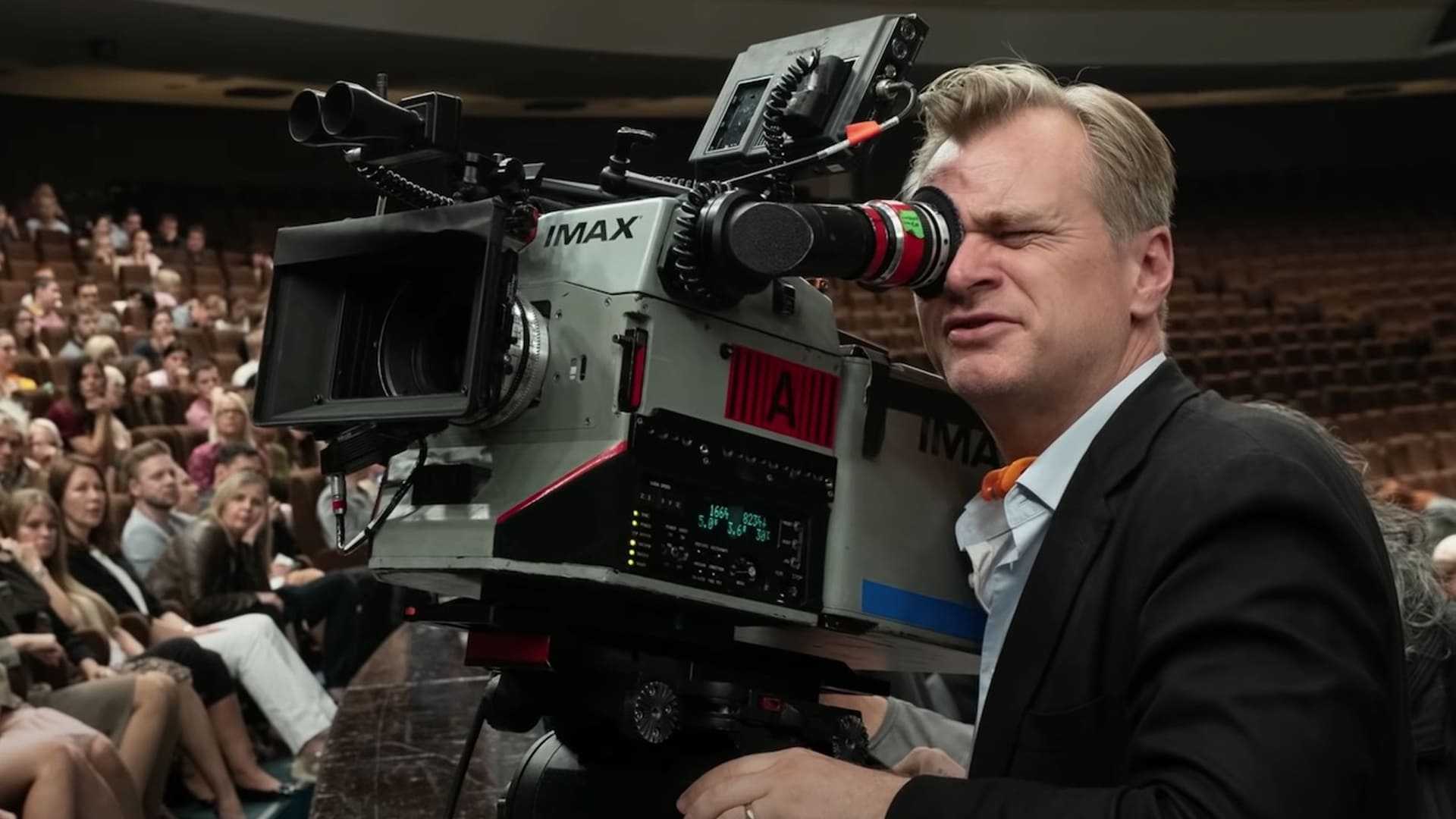 christopher nolan con una cámara IMAX