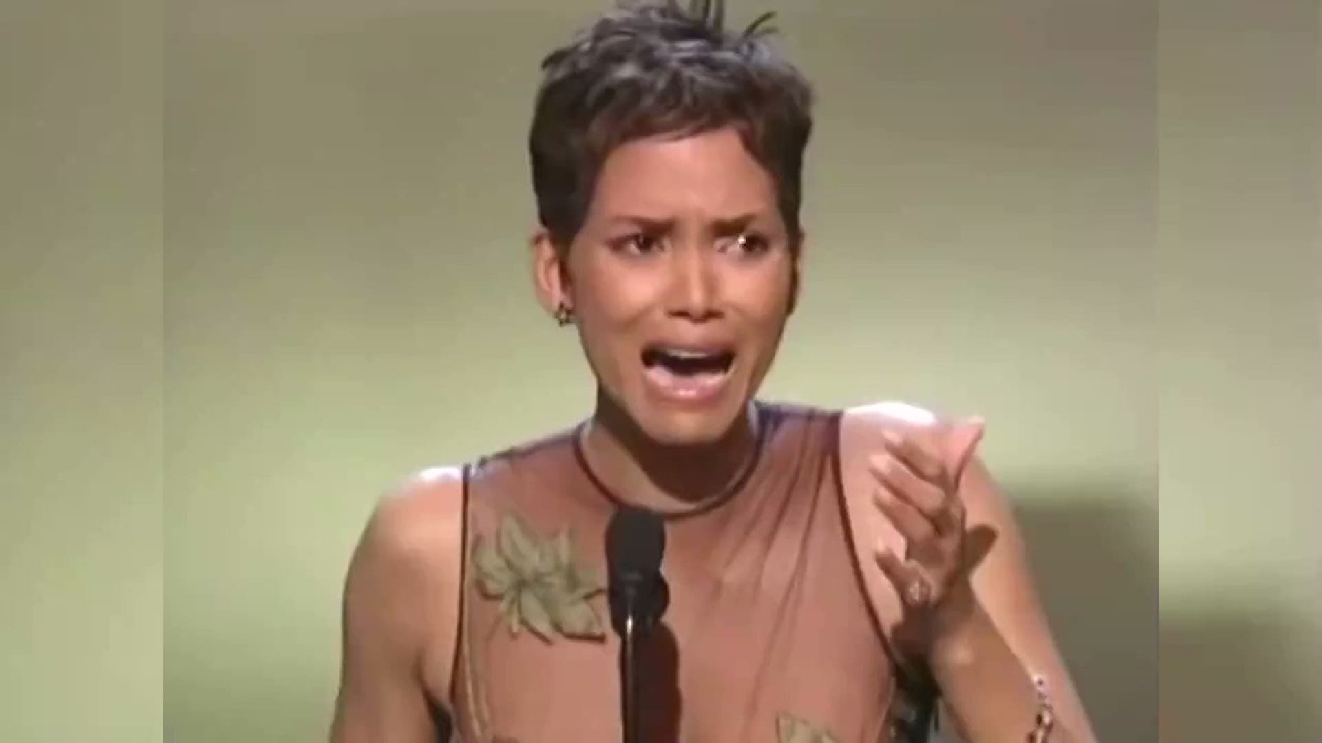 Halle Berry llorando por su Oscar