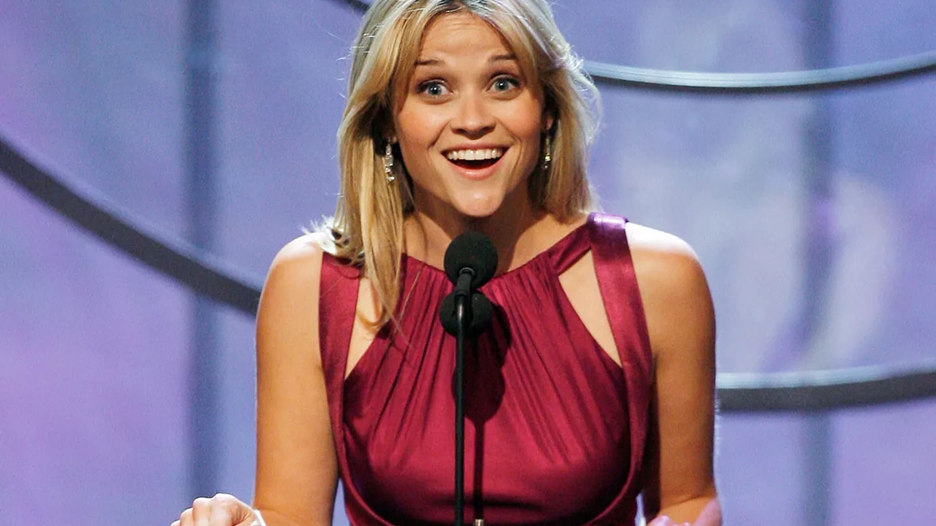 reese witherspoon entregando premio a kate winslet