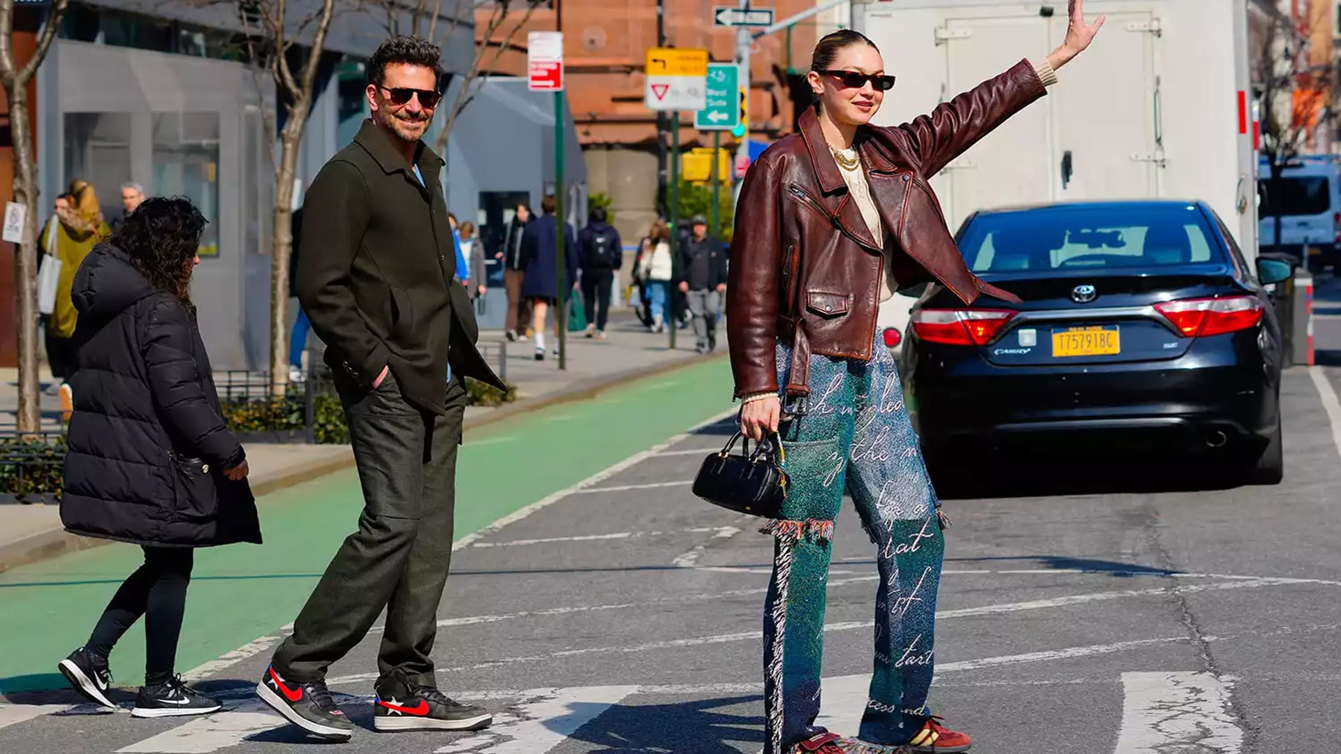 Bradley Cooper y Gigi Hadid en la calle