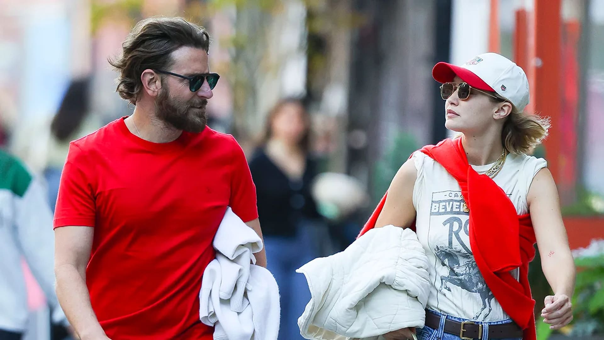 Bradley Cooper y Gigi Hadid caminando