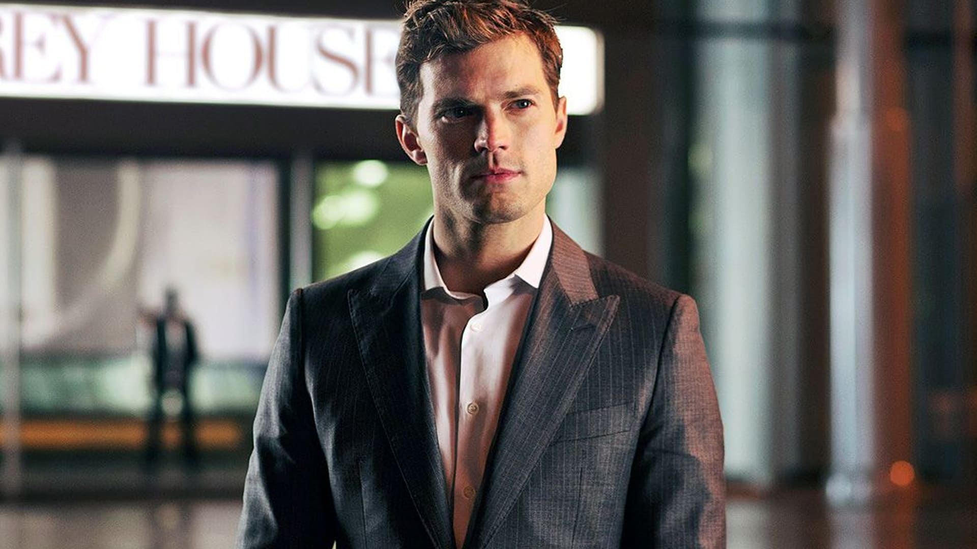 Christian Grey fuera de su edificio