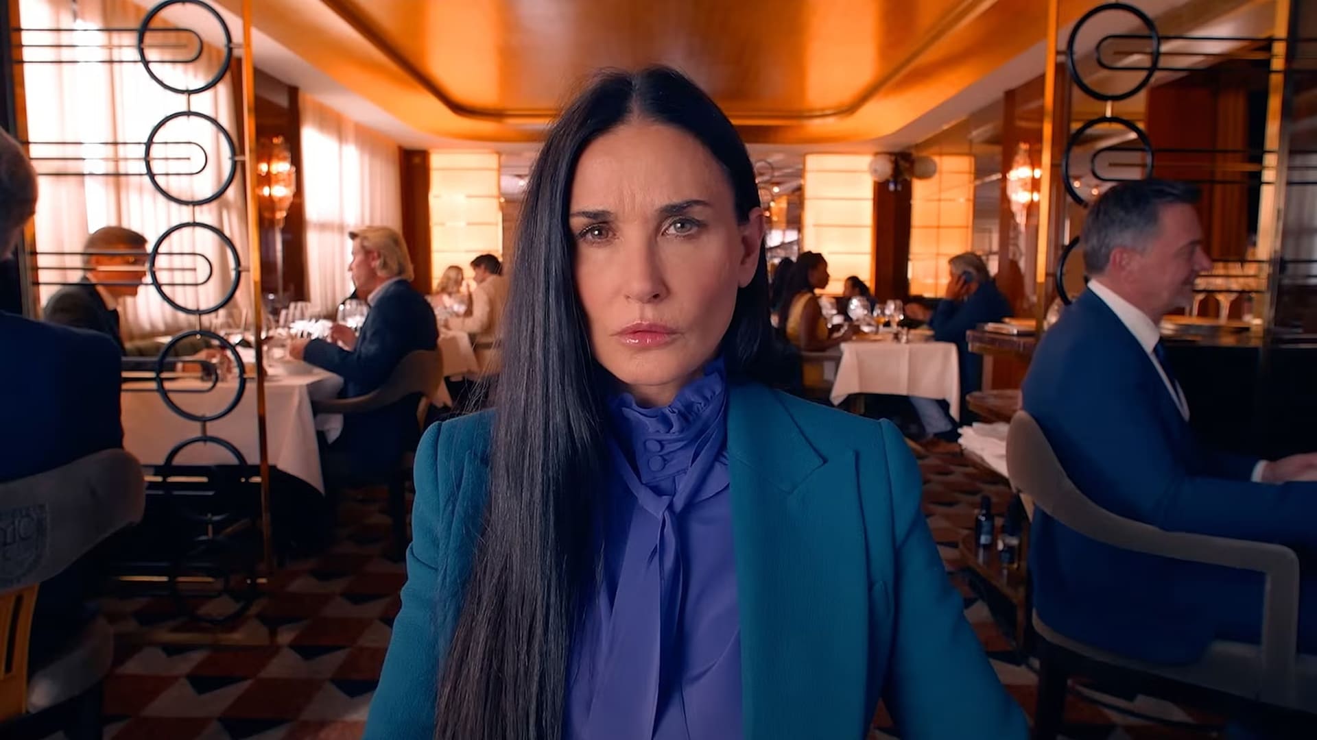 Demi Moore en La sustancia escena restaurante