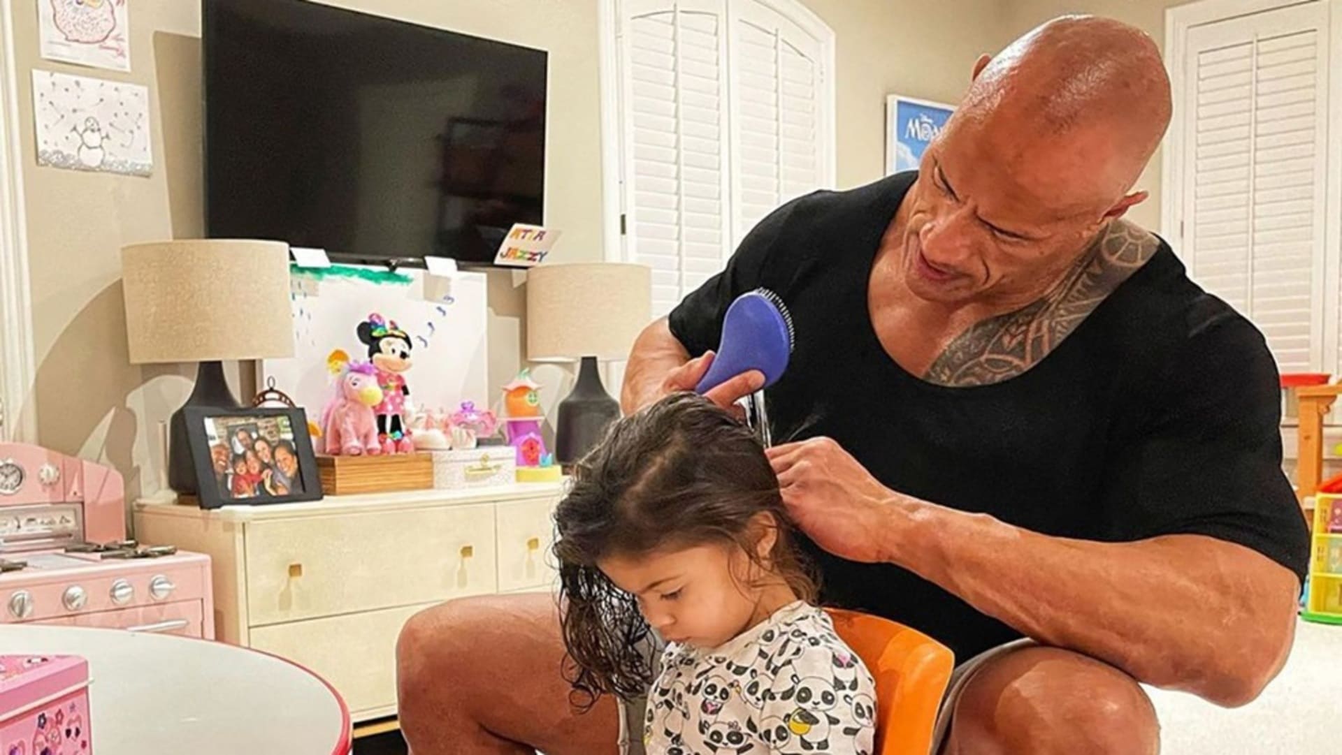 Dwayne Johnson combing her daughter