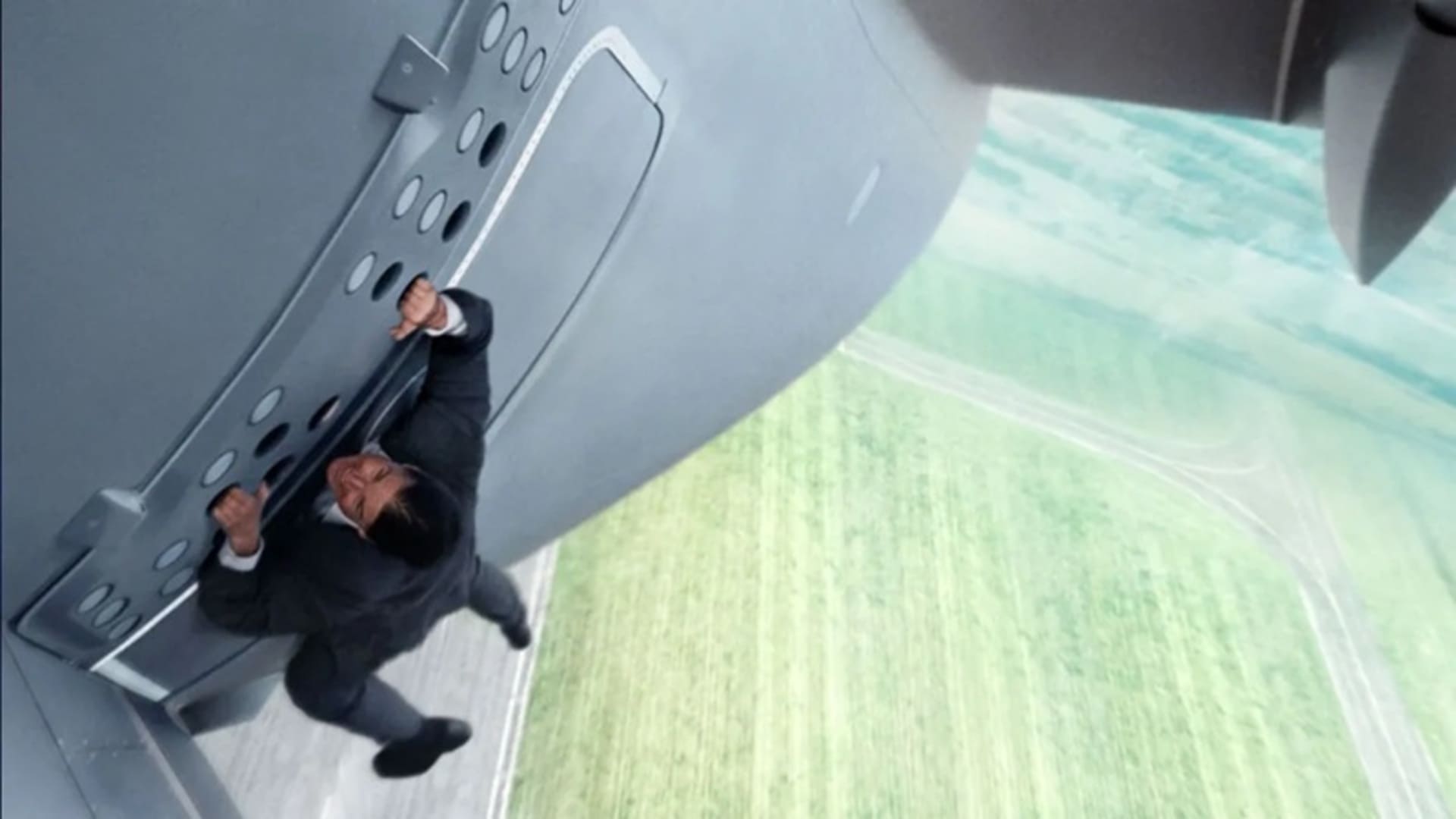 Tom Cruise colgado de un avión