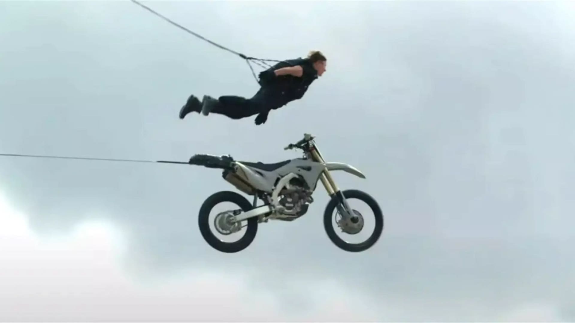 tom cruise saltando en moto