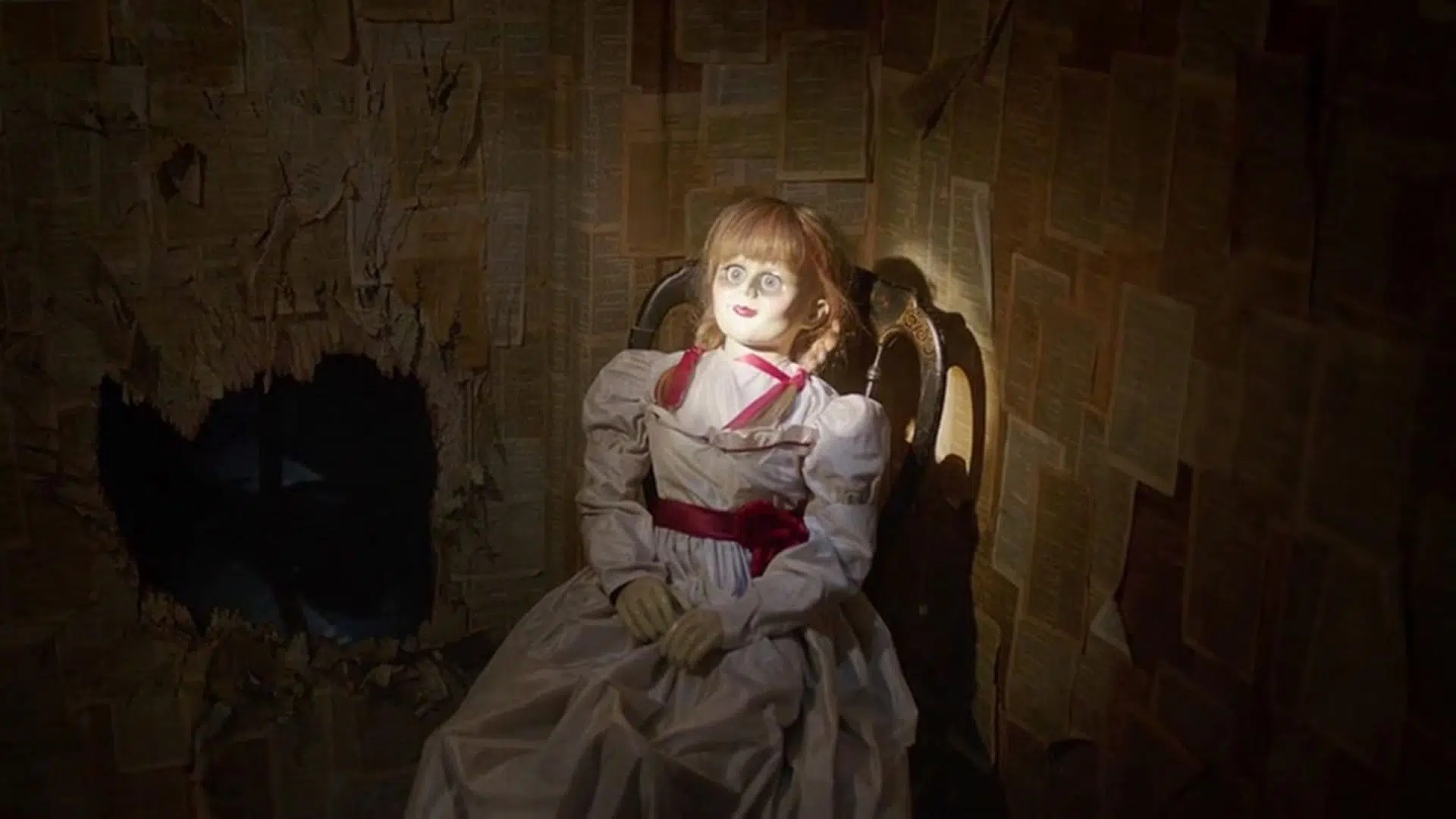 Annabelle encerrada y cubierta de periódico
