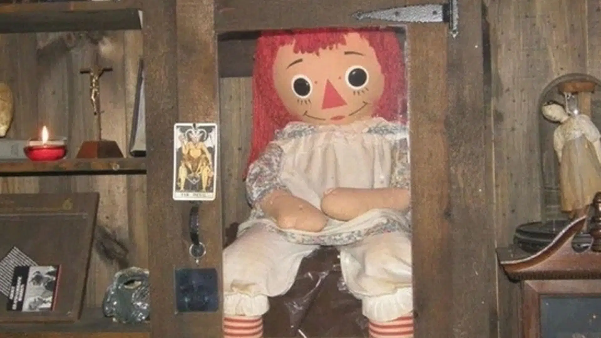 Annabelle muñeca real en vitrina