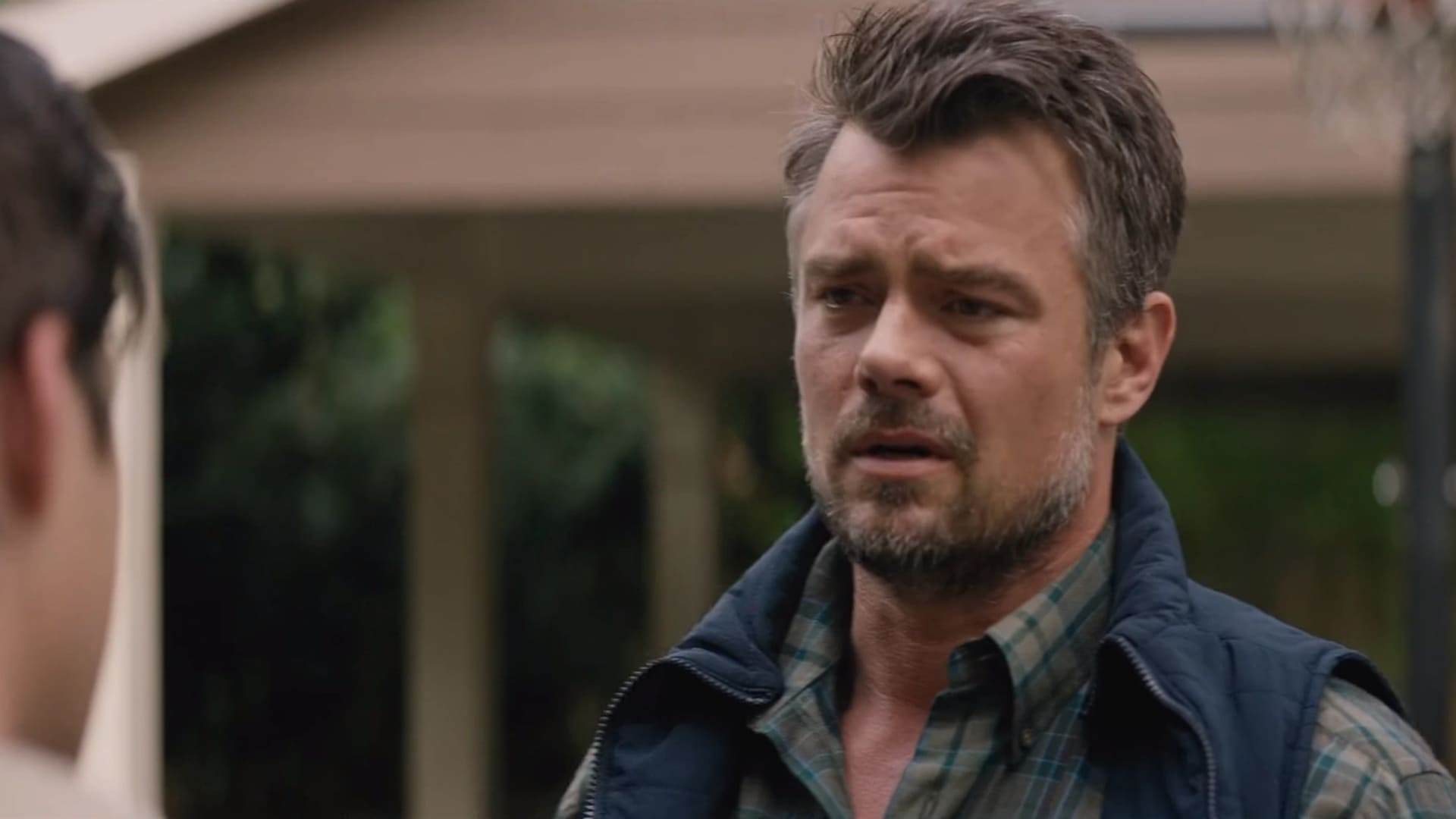 Josh Duhamel, escena en Love, Simon